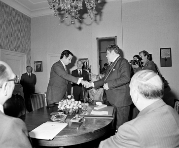 858232 Afbeelding van de geboorteaangifte van Prins Bernardo, de zoon van Prinses Christina en Jorge Guillermo (links), ...